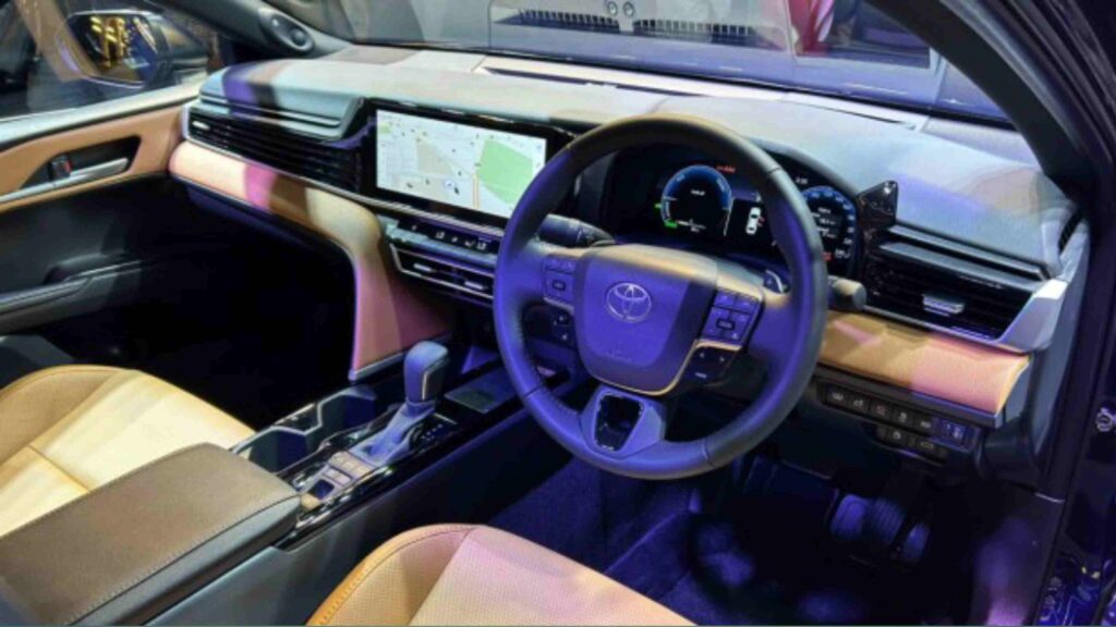Toyota Camry 2025: नई हाइब्रिड सेडान, दमदार फीचर्स और शानदार परफॉर्मेंस
