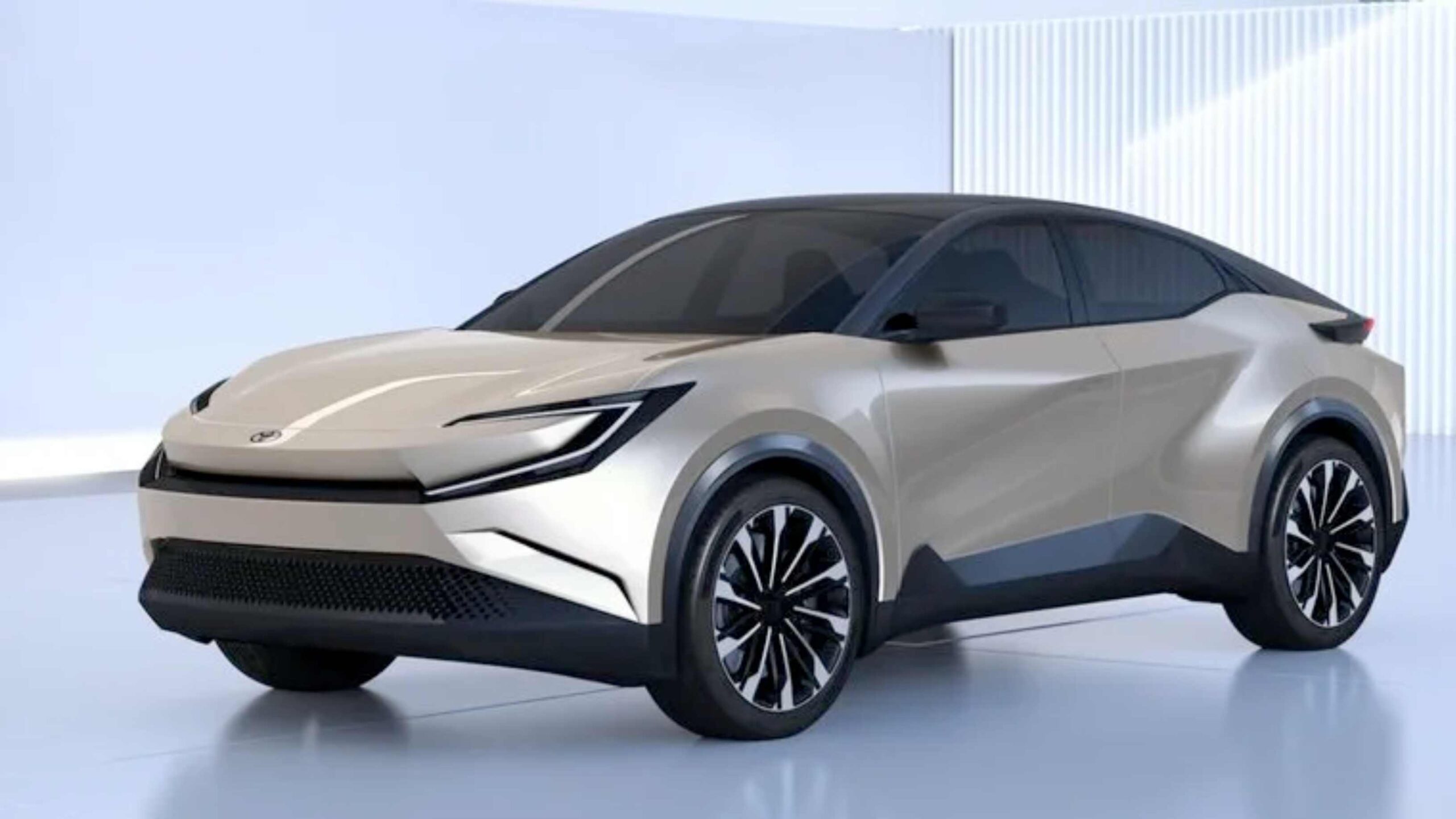 टोयोटा की नई ई-Suv ने मचाया धमाल: 1 घंटे में 10,000 बुकिंग्स, कीमत केवल 13 लाख!